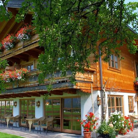 At The Martin Hirschbichler Guesthouse Сasa de vacaciones *